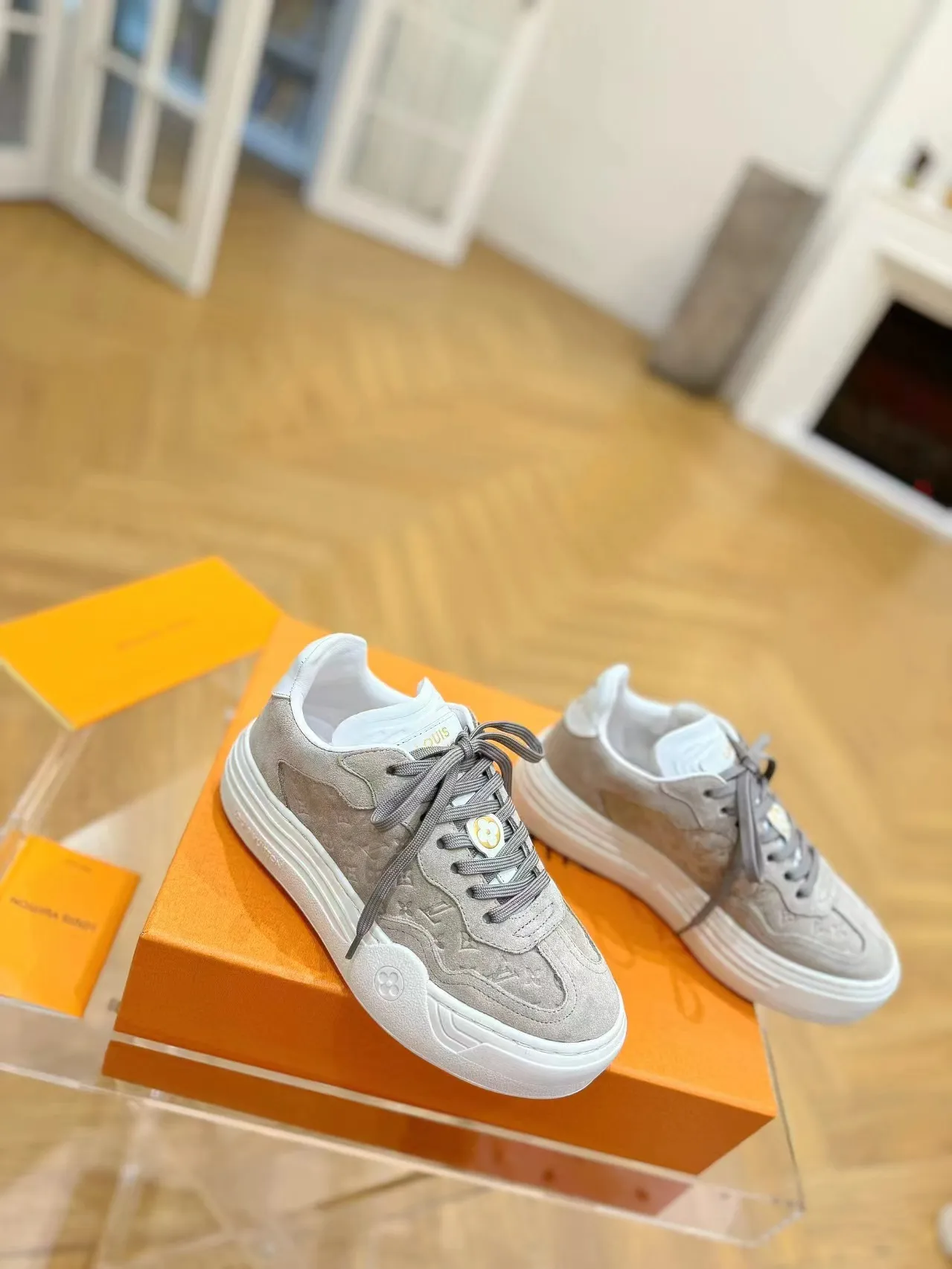 👟👟Ex-factory price 620👟👟Men's size +10 Same style for men and women🔥🔥𝐋𝐕 𝐃𝐢𝐬𝐜𝐨𝐯𝐞𝐫𝐲 2024 new sports shoes thick sole casual ❗️❗️ original purchase development and production LV Discovery lace-up shoes were unveiled at Louis Vuitton's fourth show. They are made of technical mesh fabric and metallic synthetic materials to create a streamlined design. Brand elements embellish the upper and lightweight rubber outsole, with technical shoelaces. Fabric: Original imported cowhide + technology mesh Inner lining: Original customized breathable mesh Sole: Original molded ultra-light rubber foam material Bottom thickness: 5.5CM Size: Women's 35-41 (41 customized), Men's 39-46, (45-46 customized)